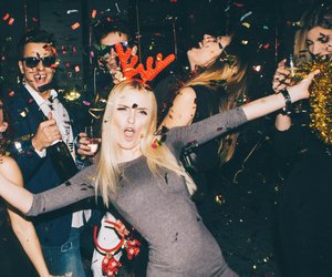 13 seltsame & skurrile Dinge, die wirklich alle betrunkenen Frauen machen