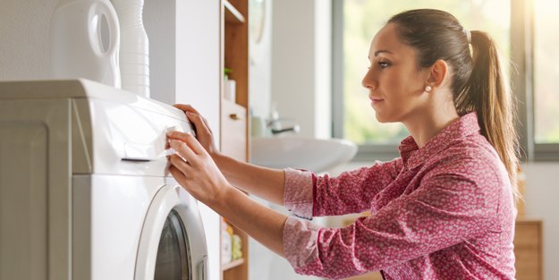 Nie mehr ölige Spuren auf deiner Kleidung: Die besten Hausmittel gegen Schmierflecken