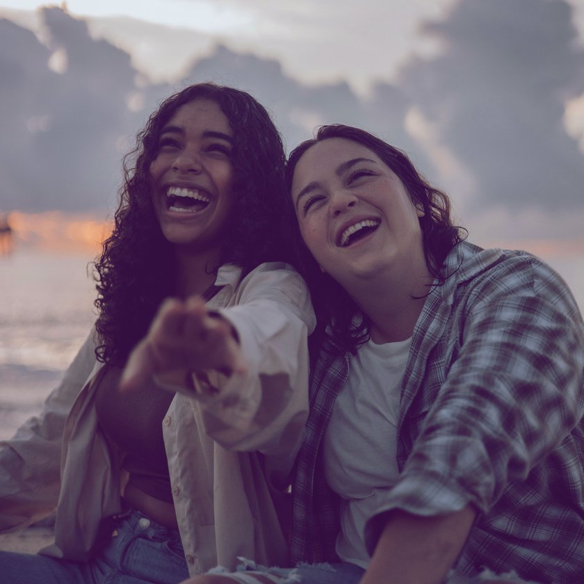 Zwei Frauen lachen zusammen