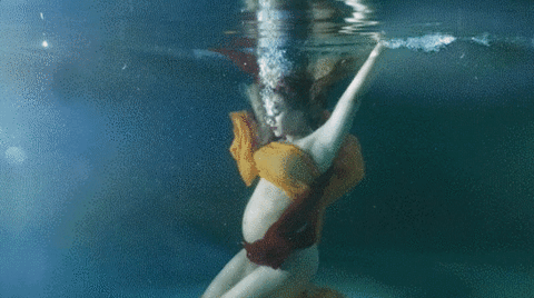 Beyonce springt schwanger in den Pool und hält sich ihren Bauch