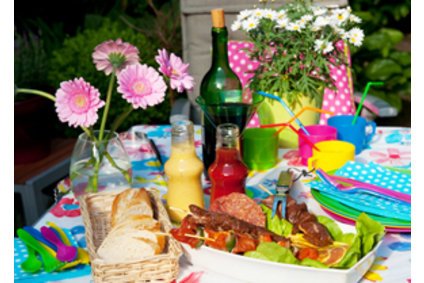 Die perfekte Vorbereitung für eine Grillparty beinhaltet Brot, Grillfleisch, Salate, Saucen und Marinaden Die perfekte Vorbereitung für eine Grillparty beinhaltet Brot, Grillfleisch, Salate, Saucen und Marinaden