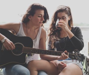 lesbische Frauen mit Gitarre lesbische Frauen mit Gitarre