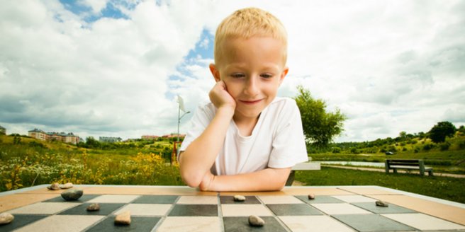 Hochbegabt: Junge am Schachbrett