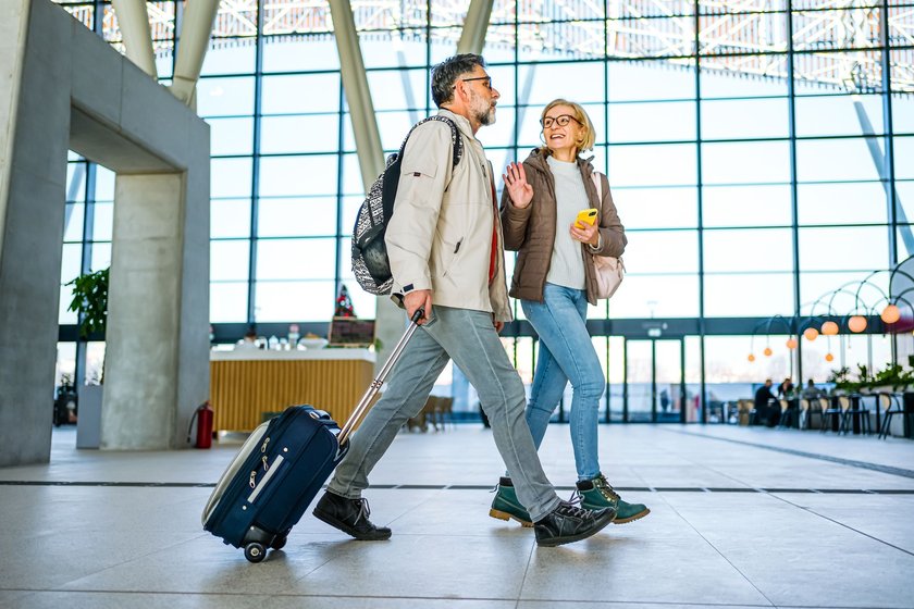 mittelaltes Paar am Flughafen