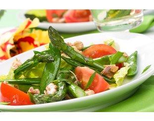 Grüner Spargelsalat servierfertig Grüner Spargelsalat servierfertig