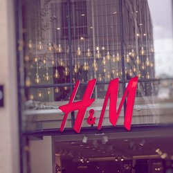 Wunderschön: Dieses Blumenkleid von H&M lieben wir im August