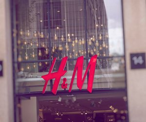 Wunderschön: Dieses Blumenkleid von H&M lieben wir im August