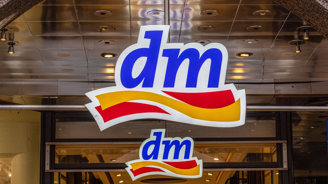 Dm Logo an einer Filiale in München