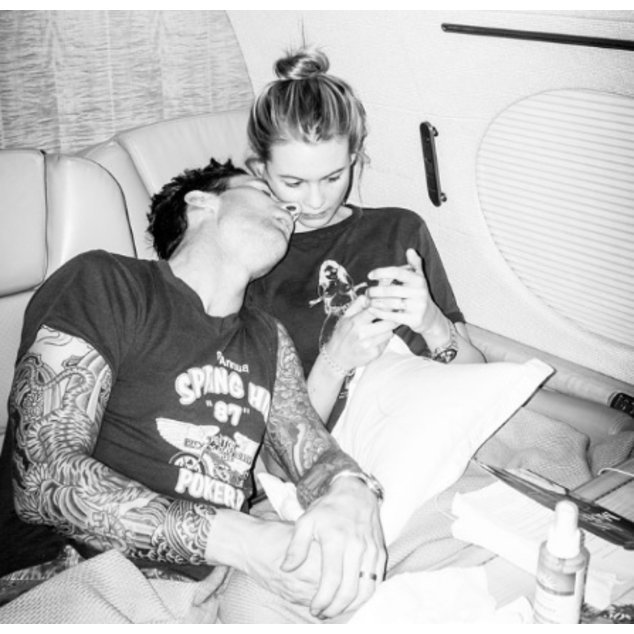 Adam Levine und Behati Prinsloo auf einem Flug Adam Levine und Behati Prinsloo auf einem Flug