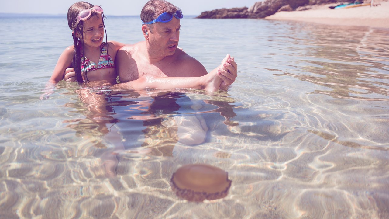 Hurt young girl got a sting from a jellyfish while her and her dad were swimming in the sea