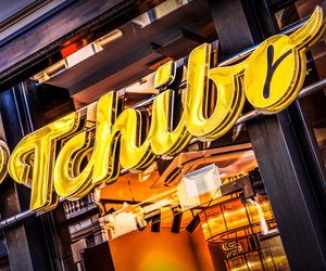 Dieses Tchibo-Windlicht mit Regalboden verschönert den Balkon und das Wohnzimmer