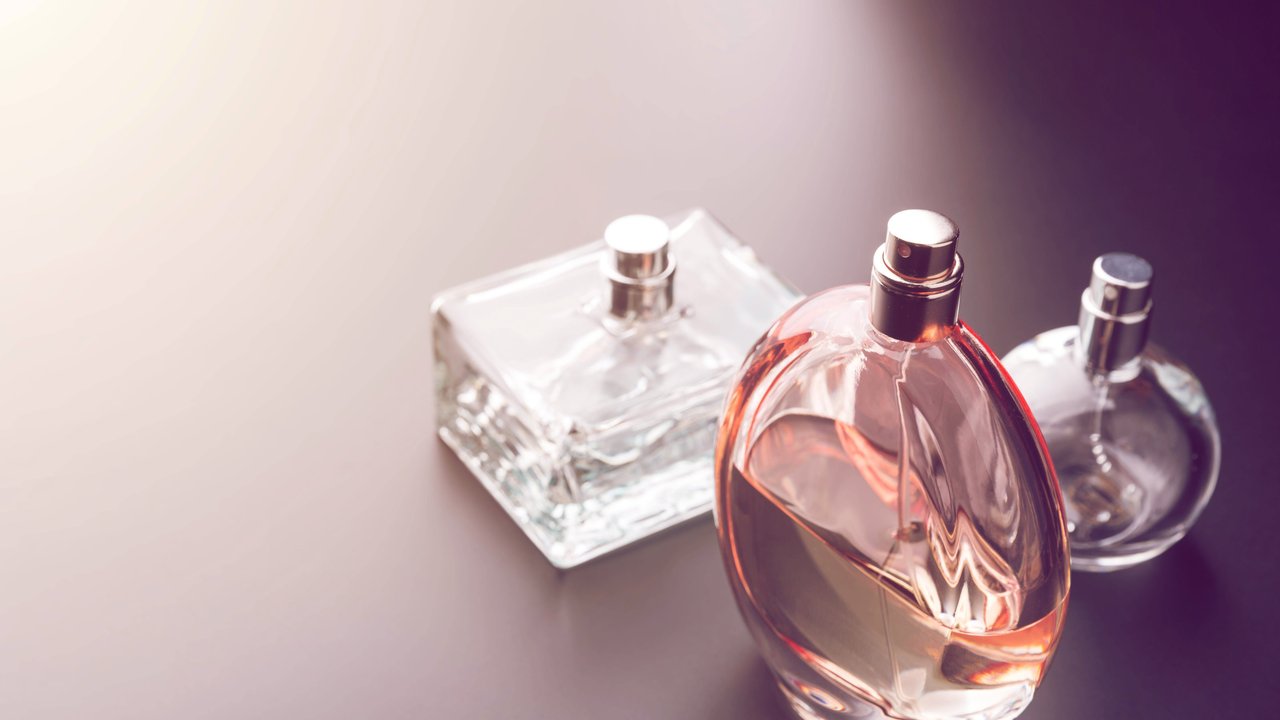 Es stehen drei Flaschen Parfum nebeneinander.