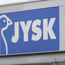 Praktischer Stauraum mit Stil: Jysks Vitrine mit Glastüren
