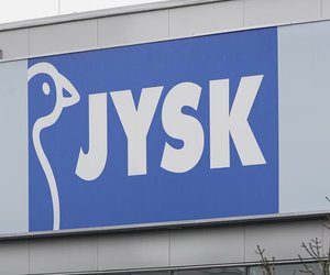 Jetzt bei Jysk: Diese Vitrine mit Glastüren bietet praktischen Stauraum