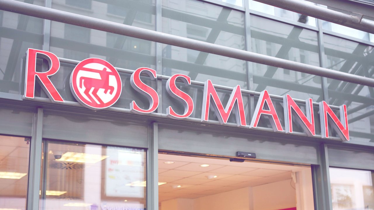 Firmenlogo einer Filiale Rossmann von in der Innenstadt von Hamburg 18.08.2016

Company logo a Branch Rossmann from in the Inner city from Hamburg 18 08 2016