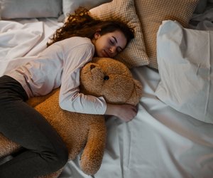 Psychologie erklärt: Warum viele Erwachsene heimlich an ihren Kuscheltieren festhalten