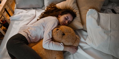 Psychologie erklärt: Warum viele Erwachsene heimlich an ihren Kuscheltieren festhalten