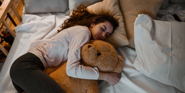 Psychologie erklärt: Warum viele Erwachsene heimlich an ihren Kuscheltieren festhalten