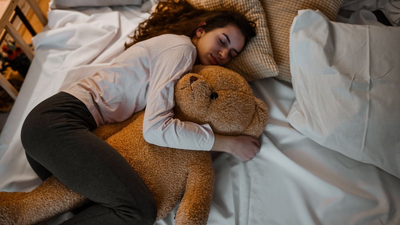 Psychologie erklärt: Warum viele Erwachsene heimlich an ihren Kuscheltieren festhalten
