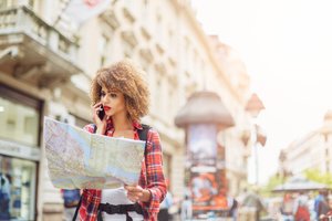 Frau mit Karte in der Stadt Frau mit Karte in der Stadt
