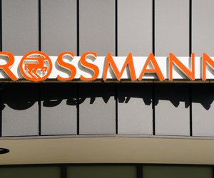 Diese Wimpernzange zaubert dir im Handumdrehen schwungvolle Wimpern