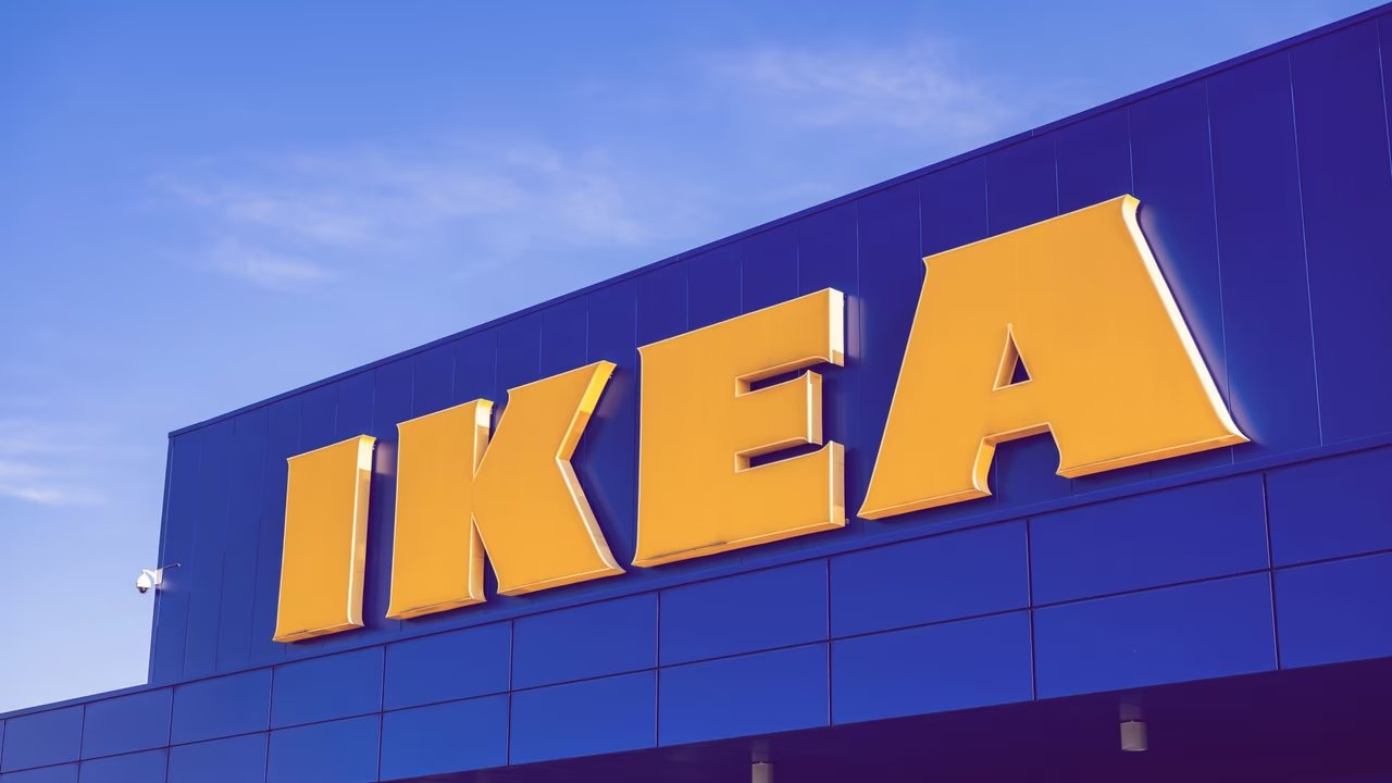 Bei Ikea gibt es jetzt dieses praktische Moskitonetz für Sonnenschirme. 