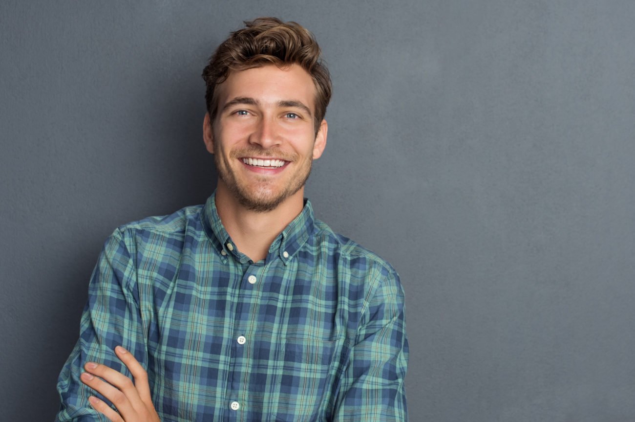 Schönes Lächeln beim Flirten mit Männern Schönes Lächeln beim Flirten mit Männern