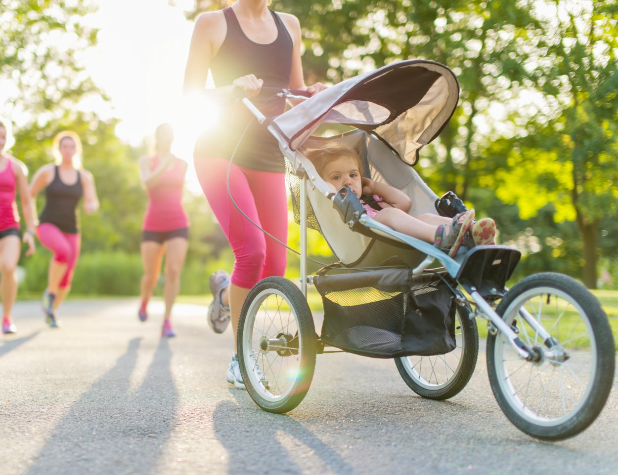 Mutter joggt mit Kinderwagen Mutter joggt mit Kinderwagen