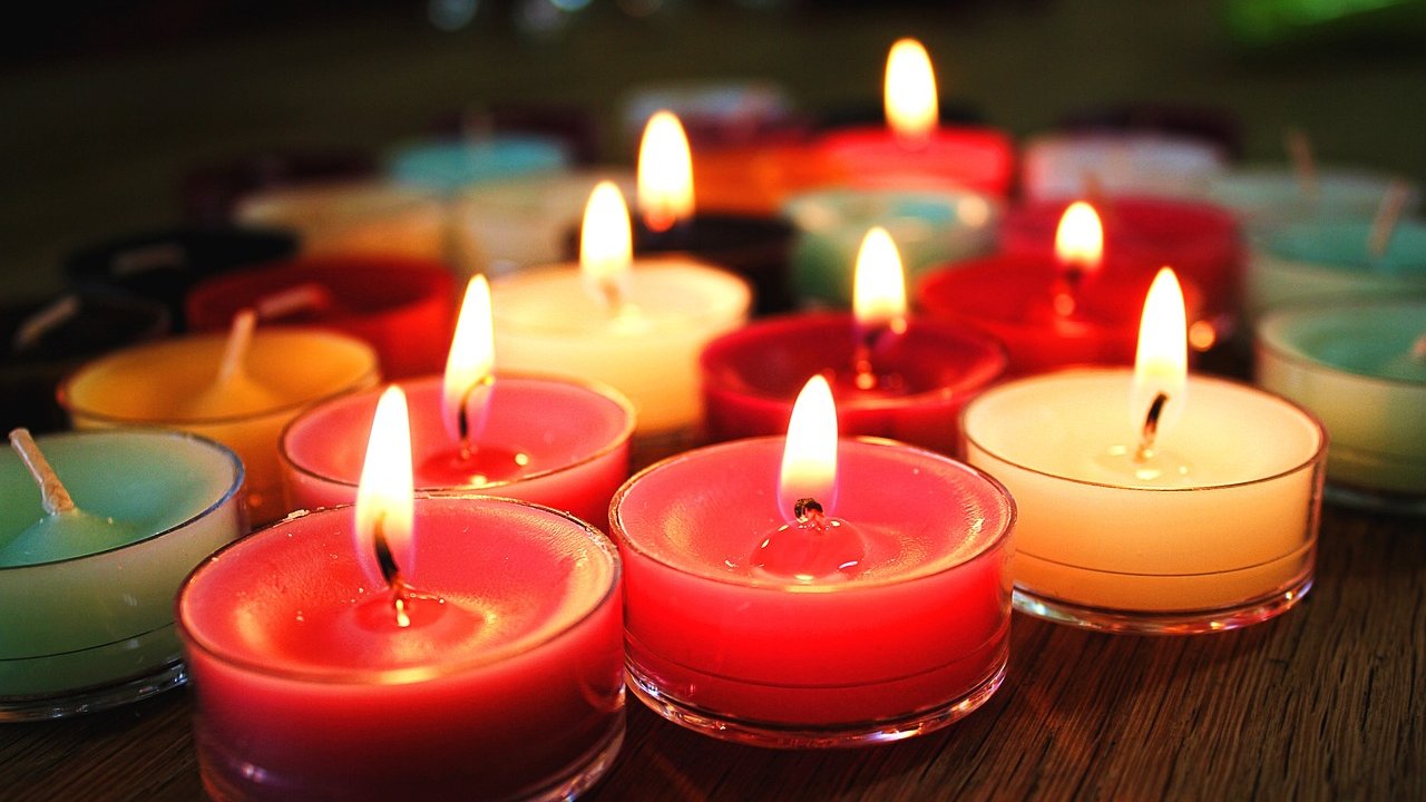 Kerzen sorgen für romantische Stimmung.