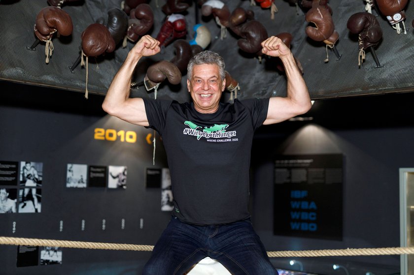  Jürgen Hingsen beim Fototermin zur sportichen WocheChallenge im Deutschen Sport & Olympia Museum. Unter dem Motto Wir können was bewegen ruft die Welthungerhilfe zu dieser Challenge auf und bittet um Spenden für eine Welt ohne Hunger. Köln, 07.10.2020 *** Jürgen Hingsen at the photo session for the sportiche WocheChallenge at the German Sports Olympia Museum Under the motto We can make a difference, Welthungerhilfe is calling for this challenge and asking for donations for a world without hunger Cologne, 07 10 2020 Foto:xC.xHardtx/xFuturexImage