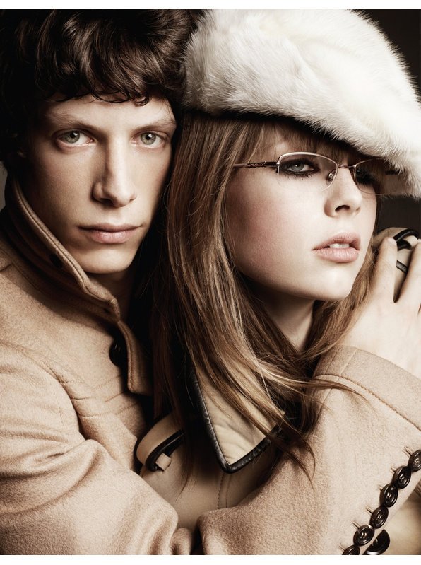 Burberry hat eine neue Brillenkollektion ind Nude-Tönen Burberry hat eine neue Brillenkollektion ind Nude-Tönen