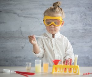 Diese Dreijährige bringt dir Chemie auf Youtube bei