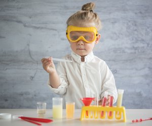 Diese Dreijährige bringt dir Chemie auf Youtube bei