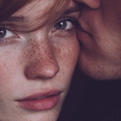 Mit diesen 5 Düften bleibst du immer in seinem Kopf (und er kann sich nicht dagegen wehren)