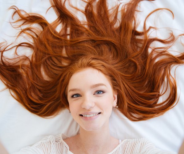 Von rot auf blond So kannst du rote Haare blond färben!