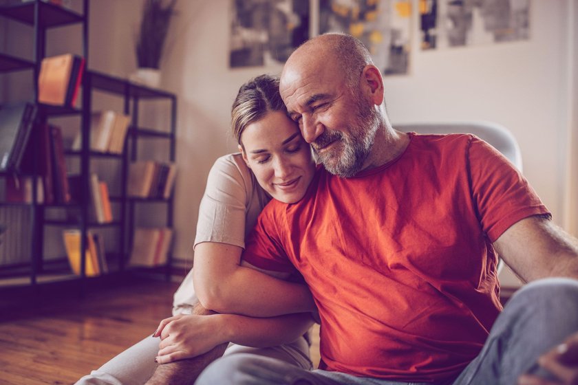 junge Frau lehnt sich an ihren Papa