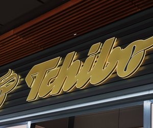 Mit Tchibos gestreifter Tischdecke wird jeder Sommertisch zum Hingucker