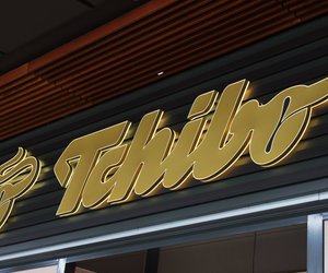 Die schicke gestreifte Tischdecke von Tchibo bringt den Sommer auf den Tisch
