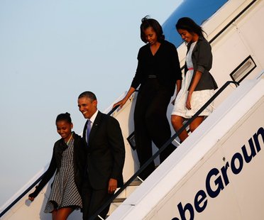 Familie Obama verlässt das Flugzeug