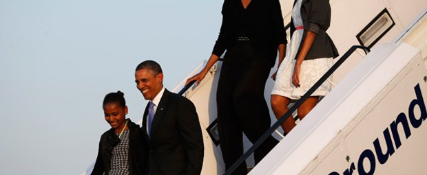 Familie Obama verlässt das Flugzeug