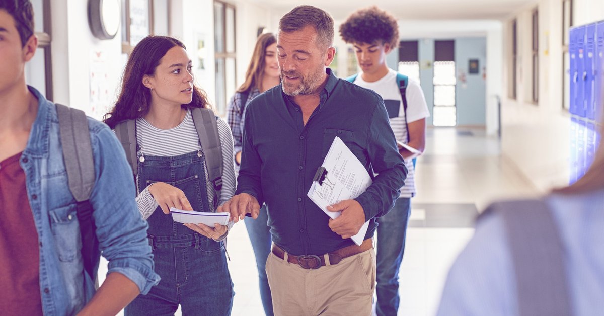 Serie Lehrerin Verliebt Sich In Schüler Verliebt in Lehrer: Ist das normal & wie ist die Gesetzeslage?