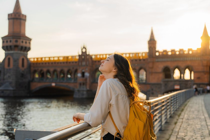 Frau, die vor Oberbaumbrücke in Berlin steht