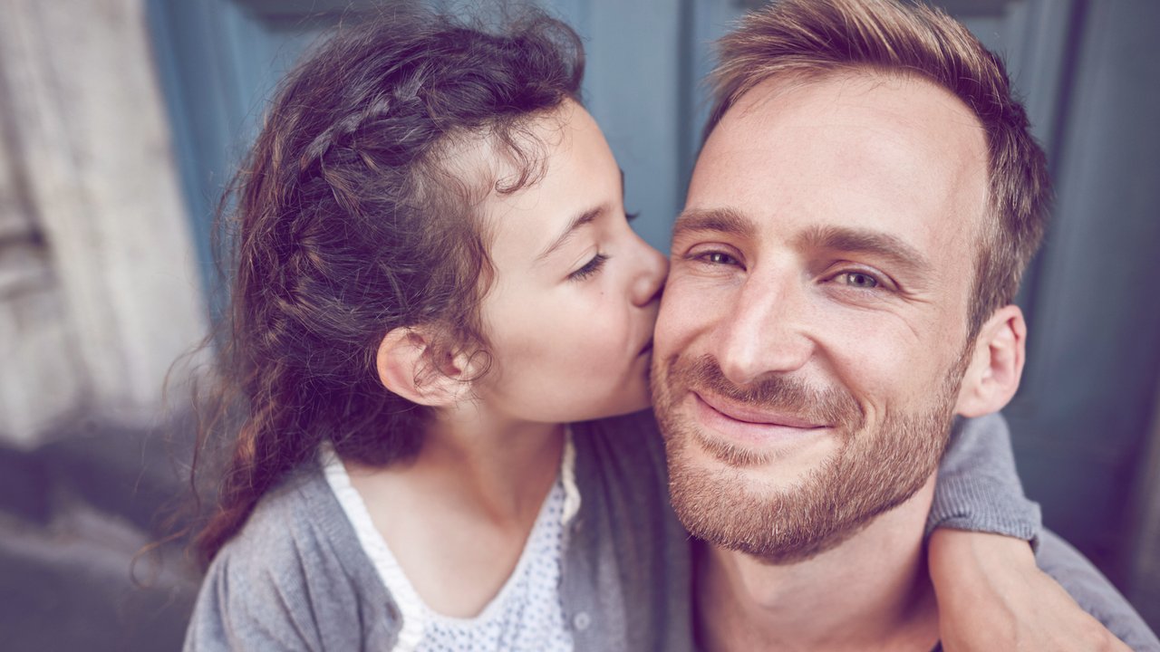 Vater Und Tochter Bereiten Sich Auf Das Erste Date Vor www.desired.de