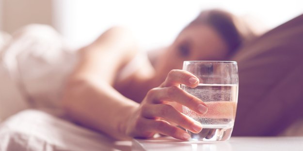 Forscher schlagen Alarm: So gefährlich ist ein Glas Wasser am Bett