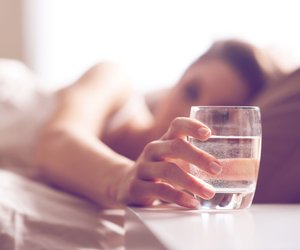 Forscher schlagen Alarm: So gefährlich ist ein Glas Wasser am Bett