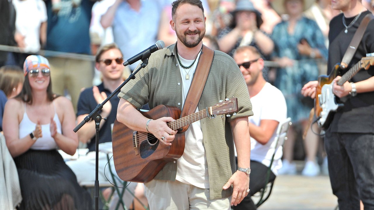 ZDF - Fernsehgarten. Sänger Florian Künstler während der ZDF - Unterhaltungsshow Fernsehgarten am 28.05.2023 in Mainz. 20230528MWI73848 *** ZDF Fernsehgarten singer Florian Künstler during the ZDF entertainment show Fernsehgarten on 28 05 2023 in Mainz 20230528MWI73848