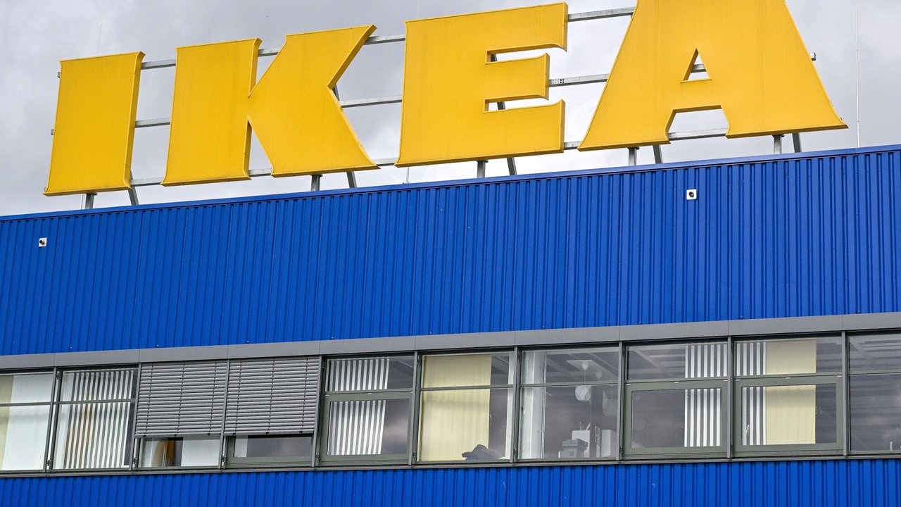 Bei Ikea bekommst du derzeit einen beliebten Gartenstuhl zum Schnäppchenpreis.