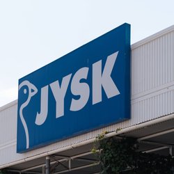 Hol dir mit diesem orangefarbenen Jysk-Windlicht den Herbst nach Hause