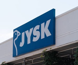 Mit diesem orangefarbenen Windlicht von Jysk wird es im Herbst gemütlich bei dir