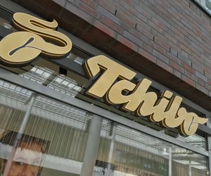 Zauberhaft stylish: Tchibos karierte Regenjacke lässt Hermine Granger grüßen